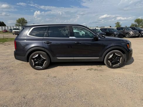 Used 2025 Kia Telluride S FWD image 1