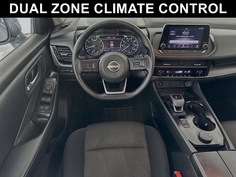 Used 2024 Nissan Rogue SV image 2