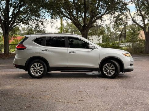 Used 2017 Nissan Rogue SV FWD image 4