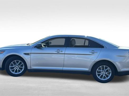 Used 2015 Ford Taurus SE image 4