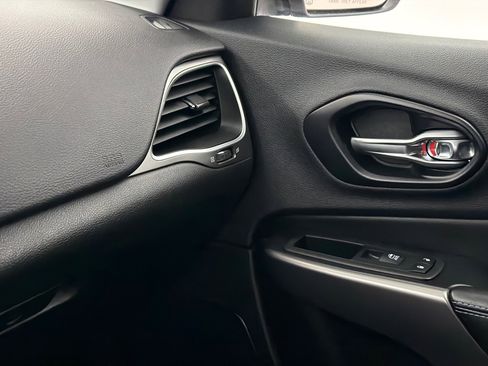 Used 2019 Jeep Cherokee Latitude Plus w/ Comfort/Convenience Group image 31