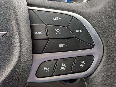 Used 2023 Chrysler Pacifica Touring-L image 17