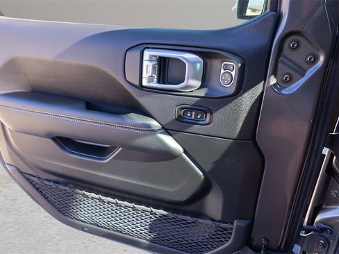 Used 2020 Jeep Wrangler Unlimited Sahara image 19