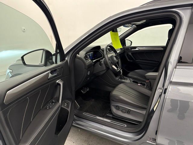 Used 2024 Volkswagen Tiguan SE R-Line FWD image 8