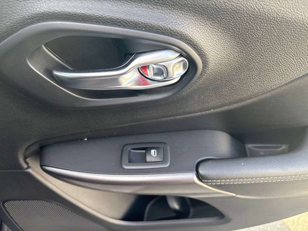 Used 2019 Jeep Cherokee Limited AWD/4WD image 25