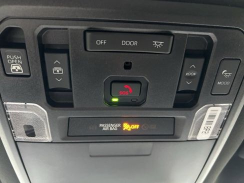 Used 2025 Toyota Tundra Platinum image 33