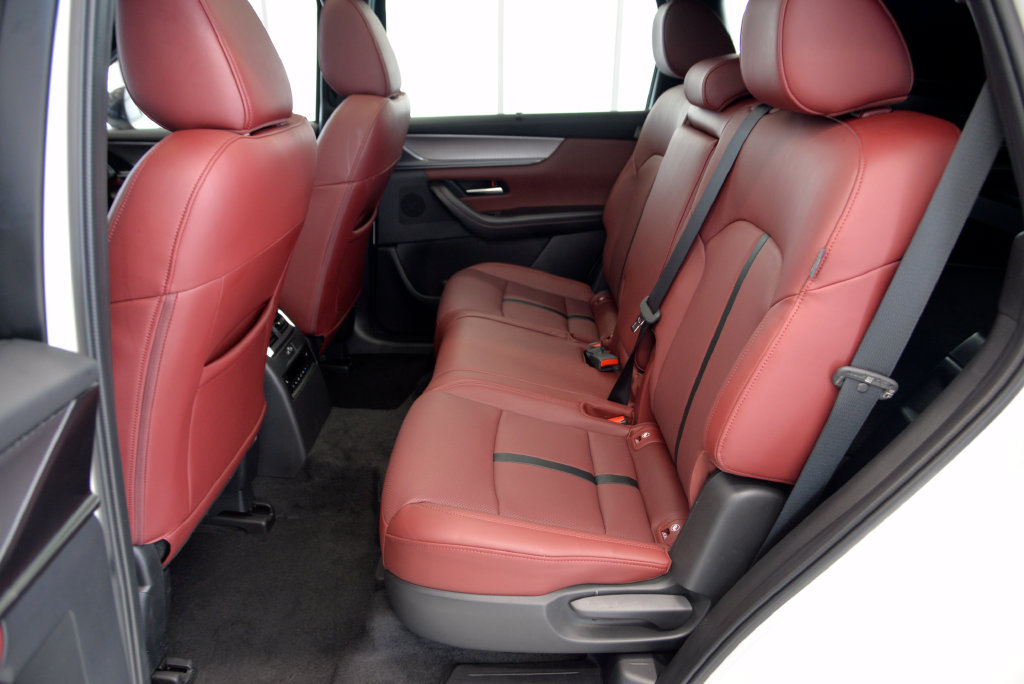 Certified 2025 MAZDA CX-70 Plug-In Hybrid w/ Premium Plus AWD/4WD image 28