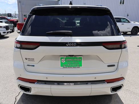 Used 2022 Jeep Grand Cherokee Overland w/ Luxury Tech Group IV AWD/4WD image 4