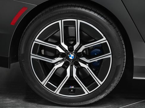 Used 2023 BMW 760i xDrive w/ Parking Assistance Package image 17