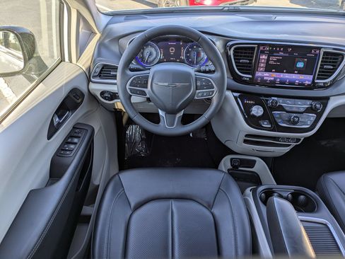 Used 2024 Chrysler Pacifica Touring-L FWD image 18