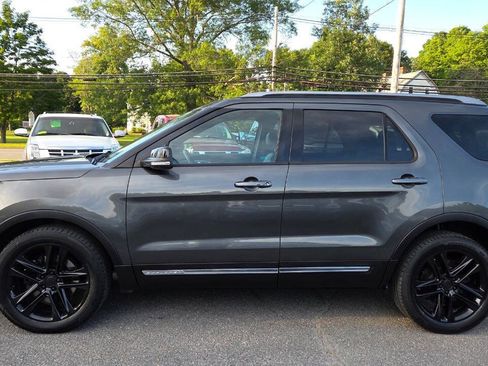 Used 2017 Ford Explorer XLT w/ Equipment Group 202A AWD/4WD image 9