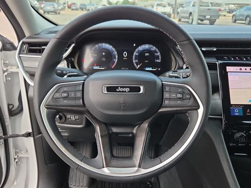Used 2023 Jeep Grand Cherokee Limited w/ Black Appearance Package AWD/4WD image 19