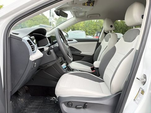 New 2026 Volkswagen Taos SE FWD image 11
