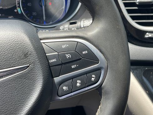 Used 2023 Chrysler Pacifica Touring-L FWD image 28