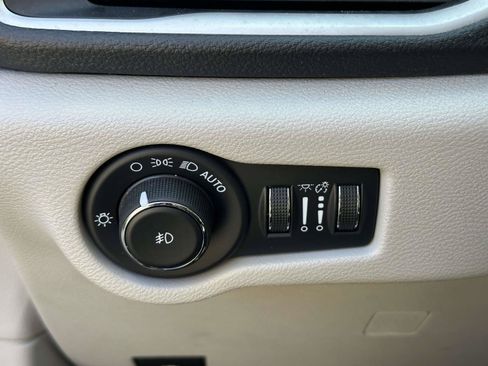 Used 2022 Chrysler Pacifica Touring-L AWD/4WD image 19