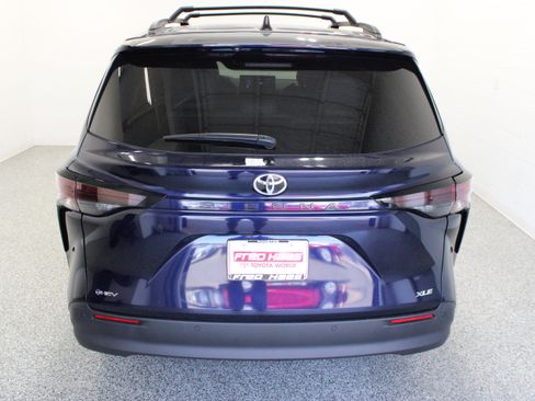 Used 2026 Toyota Sienna XLE FWD image 7