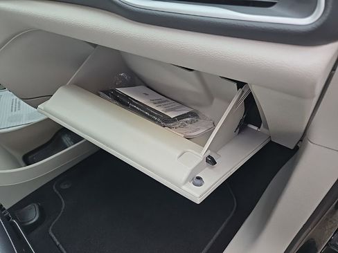 Used 2024 Chrysler Pacifica Touring-L image 71