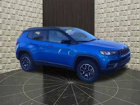 Used 2025 Jeep Compass Trailhawk w/ Trailhawk Convenience Group AWD/4WD image 2