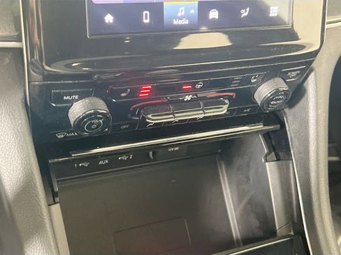 Used 2023 Jeep Grand Cherokee Altitude image 15