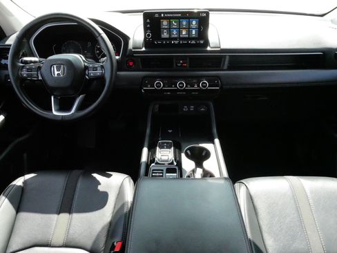 Used 2025 Honda Pilot EX-L image 10