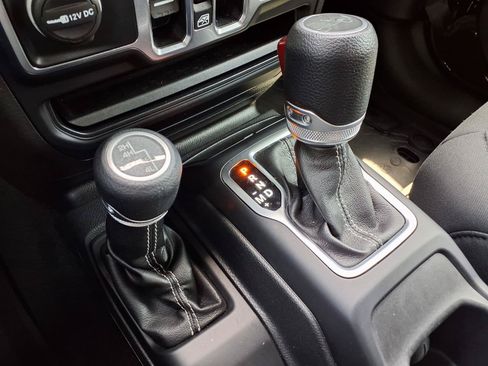 Used 2019 Jeep Wrangler Unlimited Sahara AWD/4WD image 16
