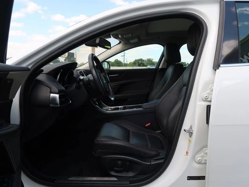 Used 2018 Jaguar XE Prestige image 13