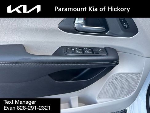 Used 2024 Chrysler Pacifica Touring-L FWD image 18