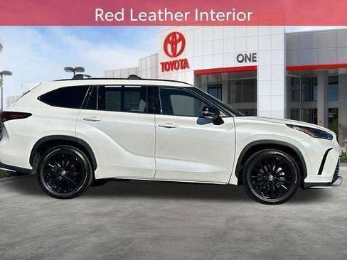 Used 2025 Toyota Highlander XSE image 3