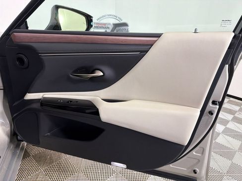 Used 2025 Lexus ES 300h w/ Premium Package image 15
