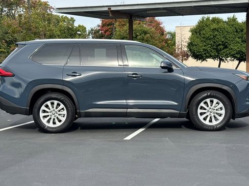 Used 2024 Toyota Grand Highlander AWD image 3