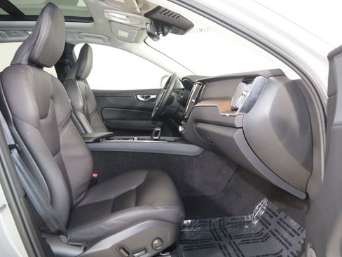 Used 2023 Volvo XC60 B5 Plus image 13