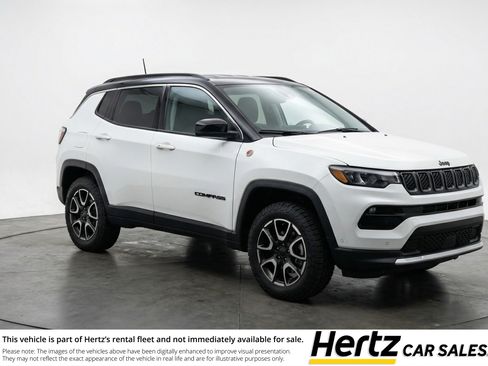 Used 2025 Jeep Compass Trailhawk image 1
