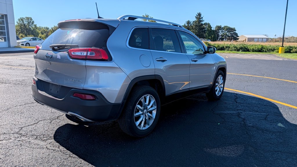 Used 2017 Jeep Cherokee Limited w/ Luxury Group AWD/4WD image 6