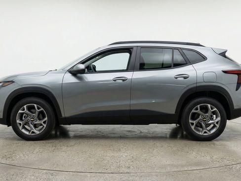 Used 2025 Chevrolet Trax LT image 5