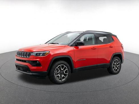 Used 2025 Jeep Compass Trailhawk AWD/4WD image 3