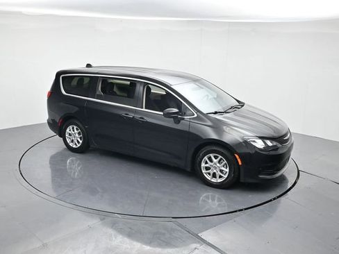 Used 2022 Chrysler Voyager LX image 41