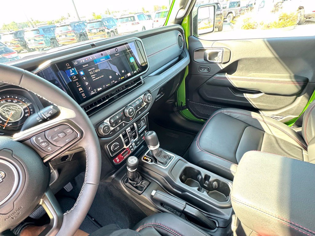 Used 2025 Jeep Gladiator Rubicon w/ Convenience Group AWD/4WD image 36
