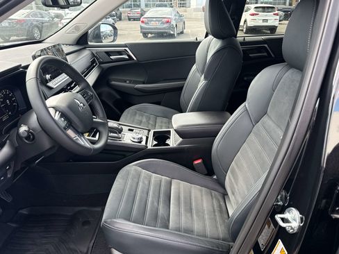 Used 2025 Mitsubishi Outlander SE AWD/4WD image 11