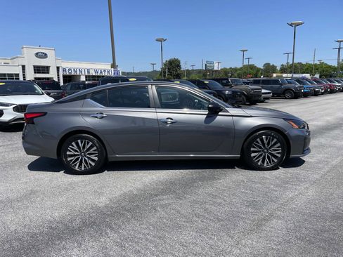 Used 2024 Nissan Altima 2.5 SV FWD image 2