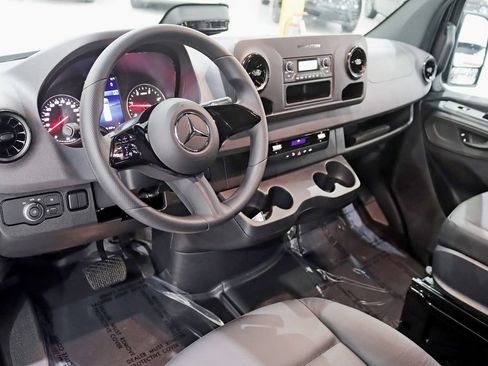 Used 2025 Mercedes-Benz Sprinter 2500 image 13