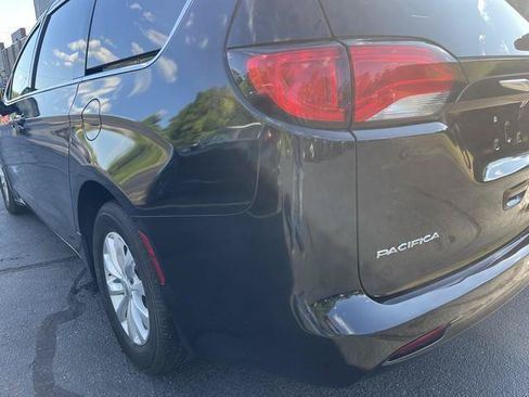 Used 2017 Chrysler Pacifica LX FWD image 19