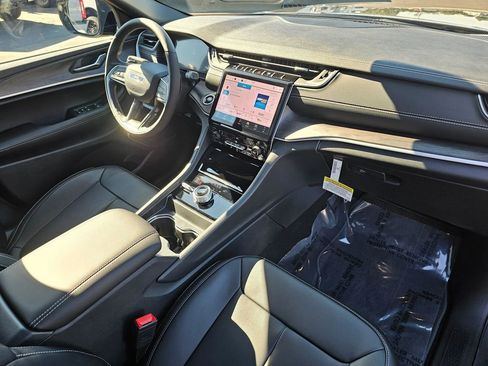 New 2025 Jeep Grand Cherokee Limited w/ Black Appearance Package image 12