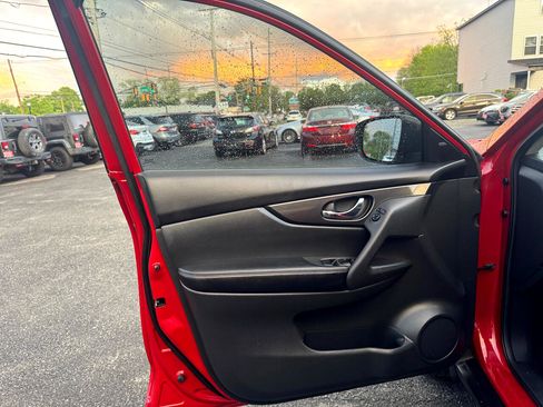 Used 2017 Nissan Rogue SV image 16