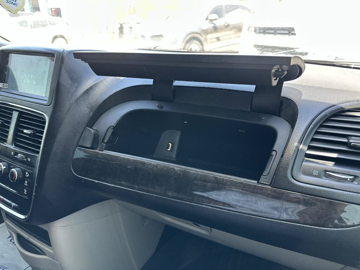 Used 2016 Dodge Grand Caravan American Value Package w/ UConnect Hands-Free Group FWD image 20