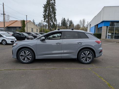 Used 2023 Audi Q4 e-tron Premium Plus w/ Premium Plus image 2