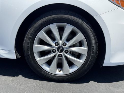 Used 2018 Kia Optima LX w/ 17" Alloy Wheels Package FWD image 6