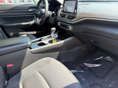 Used 2024 Nissan Altima 2.5 SV FWD image 10