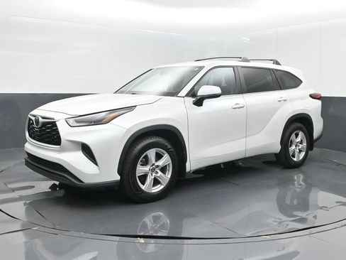 Used 2023 Toyota Highlander L FWD image 1
