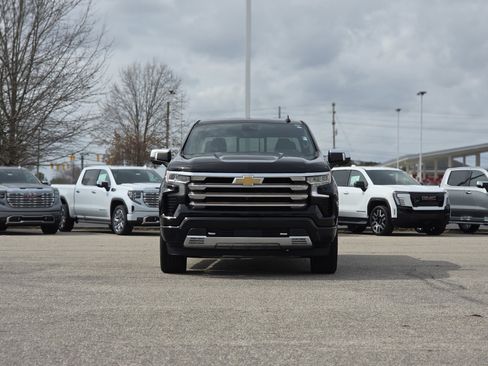 Used 2022 Chevrolet Silverado 1500 High Country w/ Technology Package image 2