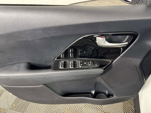 Used 2020 Kia Niro LXS FWD image 17